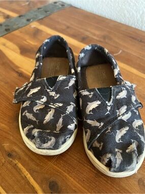 Toms Kids Black Canvas Slip-On Sneakers with Shark Print